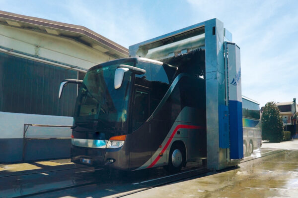 Lavaggio autobus con sistema a portale Omega Wash
