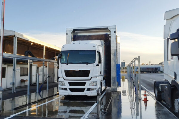 Lavaggio camion con sistema a portale Omega Wash